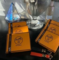 ميداليات ايرمز مع البوكسات مشكل لونين اسود وبرتقال...