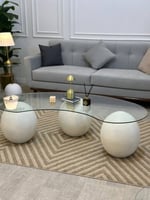 طاولة ضيافة بيضاوي ابيض شكل كور مع سطح زجاج شفاف