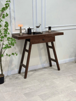 مدخل خشبي بني غامق مع درج