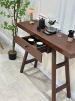 مدخل خشبي بني غامق مع درج