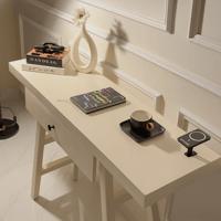 مدخل خشب أبيض مع درج