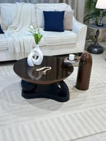 طاوله اساسيه مع حبه جانبيه خشب بني بسطح زجاج عسلي