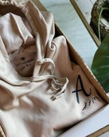 هودي ليحتضنك دائمًا – بحرف وتاريخ خاص