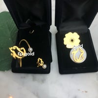 طقم قلاده وبروش الورده و اسواره وخاتم مطلي ذهب بال...