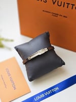 اسواره Lv جلد بشعار فضي