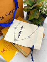 سلسال Lv ناعم فضي