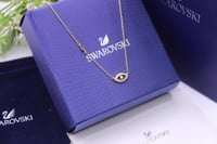 سلسال Swarovski رسمه عين ذهبي