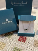 عقد فضه عيار 925 مطلي روديوم مرصع بفص كحلي