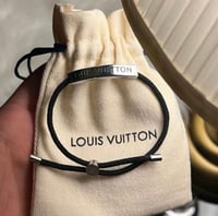 اسواره فضي بخيط اسود