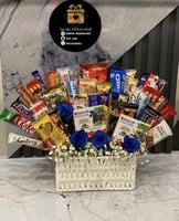 سله خزف مع شوكلاتات و ورد