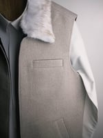 سديري رجالي قلاب فرو لون بيج بطانة اسود