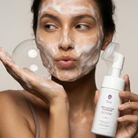 غسول تنظيف وتوحيد لون الوجه مع فرشاة تدليك