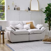 كنب ابيض يعطي رفاهية للغرفة