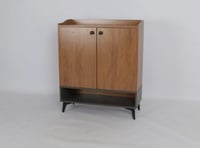 دولاب احذيه بابين خشب قواعد حديد اسود