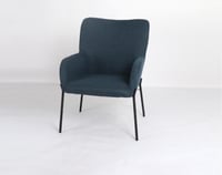 كرسي مفرد عريض قماش قواعد حديد اسود