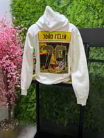 هودي النصر الأبيض بتصميم جواو فيليكس