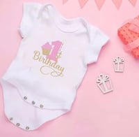 ملابس عيد ميلاد البيبي