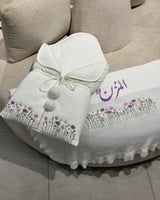 بطانية و مدس مواليد بالاسم – تطريز فاخر و تغليف هد...