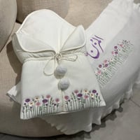 بطانية و مدس مواليد بالاسم – تطريز فاخر و تغليف هد...