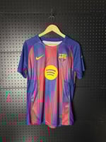 قميص برشلونة الاساسي