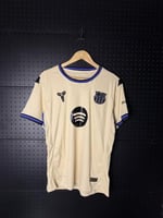 قميص برشلونة الاحتياطي