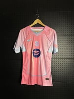 قميص برشلونة الوردي