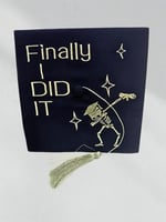 قبعة تخرج مطرزة