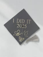 قبعة تخرج مطرزة