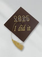 قبعة تخرج مطرزة