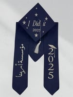 طقم وشاح وقبعة تخرج مطرز