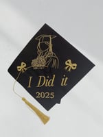 قبعة تخرج مطرزة