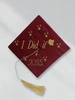 قبعة تخرج مطرزة