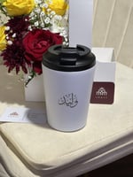 كوب بالاسم مع ورد