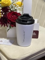 كوب بالاسم مع ورد