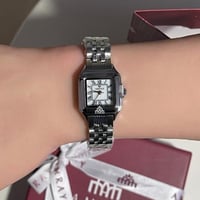 ساعه نسائيه فضي بأرقام اللاتينيه