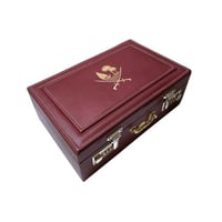 صندوق إهداء علبة جلد فاخر بأقفال عنابي بشعار قطر ن...