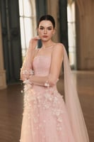 فستان من التول والحرير بزهور مطرزه يدويا من جوزفين