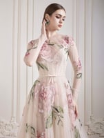 فستان كوتور من التول والحرير مزين بالترتر تونغ فو...