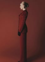 ستره فيوليتا من الحرير الصناعي باللون البرغندي