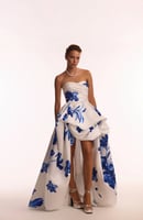 فستان ماكسي باللون الأبيض مع زهور زرقاء من اتز ميل...