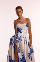 فستان ماكسي باللون الأبيض مع زهور زرقاء من اتز ميل...