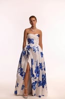 فستان ماكسي باللون الأبيض مع زهور زرقاء من اتز ميل...