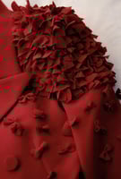 ستره فيوليتا من الحرير الصناعي باللون البرغندي