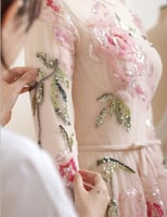 فستان كوتور من التول والحرير مزين بالترتر تونغ فو...