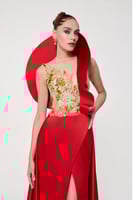 فستان طويل من الكريب بلا أكمام مع تطريز بصدر من لي...