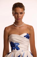 فستان ماكسي باللون الأبيض مع زهور زرقاء من اتز ميل...