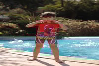 مايوه سباحة للأطفال برسومات كرتونية يغطي الجسم ويو...