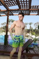 شورت سباحة رجالي بسيط وأنيق يوفر الراحة والحركة بح...