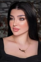 سلسال بالاسم مع حرف مطلي بالذهب