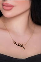 سلسال بالاسم مع حرف مطلي بالذهب